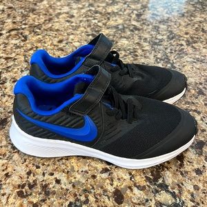 New never worn Nike star runner kids shoes